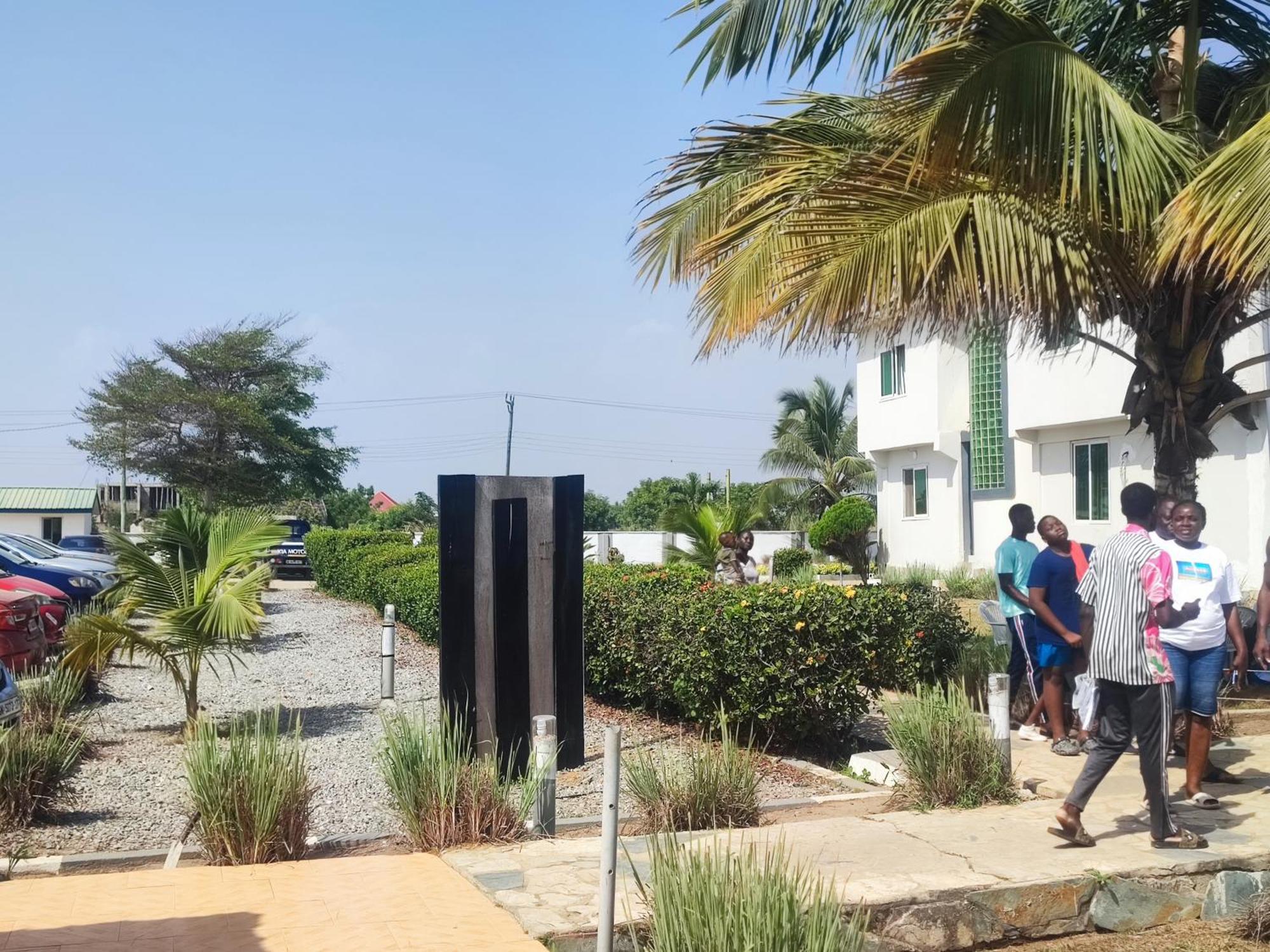 Hotel Ellisa Hospitality And Spa à Accra Extérieur photo