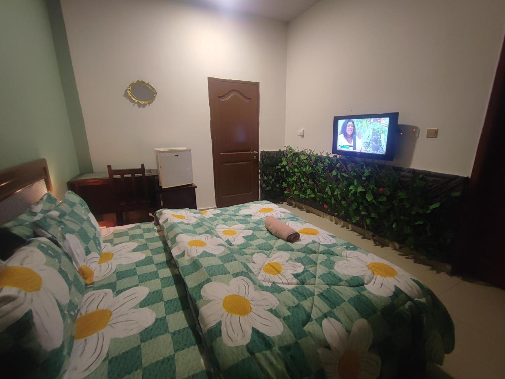 Hotel Ellisa Hospitality And Spa à Accra Extérieur photo